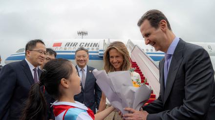 Willkommen in Hangzou. Syriens Präsident Bashar al-Assad und seine Frau Asma. Assad war lange Zeit politisch stark isoliert, nachdem seine Regierung gegen Proteste 2011 und im darauffolgenden Bürgerkrieg mit äußerster Härte gegen die syrische Bevölkerung vorgegangen war. 