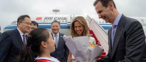 Willkommen in Hangzou. Syriens Präsident Bashar al-Assad und seine Frau Asma. Assad war lange Zeit politisch stark isoliert, nachdem seine Regierung gegen Proteste 2011 und im darauffolgenden Bürgerkrieg mit äußerster Härte gegen die syrische Bevölkerung vorgegangen war. 
