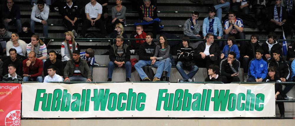 Die FuWo ist immer nah am Ball in Berlin, hier bei einem Hallenturnier der Regional- und Oberliga.