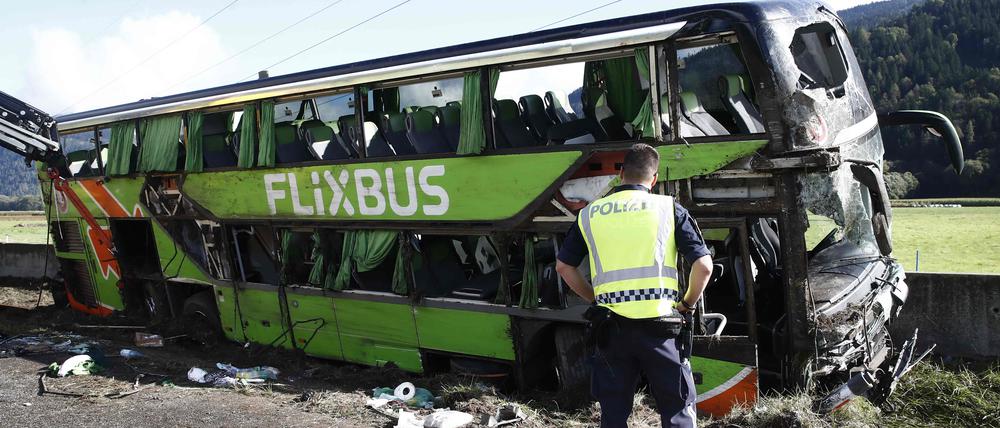 Eine 19-Jährige starb, 46 Insassen wurden bei dem Unfall verletzt. 