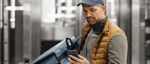 Für Paketzusteller ist das Smartphone heute ein alltägliches Arbeitsgerät. Die generierten Daten bleiben aber oft ungenutzt.