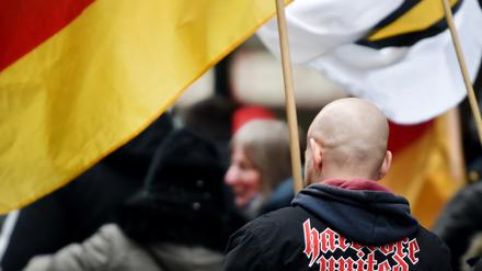 Ein Demonstrant steht während einer Veranstaltung der Partei «Die Rechte» zwischen Deutschlandfahnen.