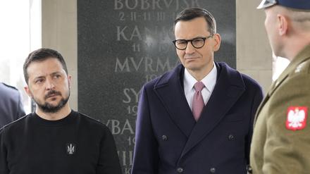 Wolodymyr Selenskyj (l.), Präsident der Ukraine, und Mateusz Morawiecki (M.), Ministerpräsident von Polen (Archivfoto).