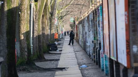 Polizeibeamte stehen am Görlitzer Park. Nach ersten Informationen soll es dort bei einem Polizeieinsatz zu einer Schussabgabe durch einen Beamten gekommen sein. Über die Hintergründe gibt es derzeit keine Angaben. +++ dpa-Bildfunk +++