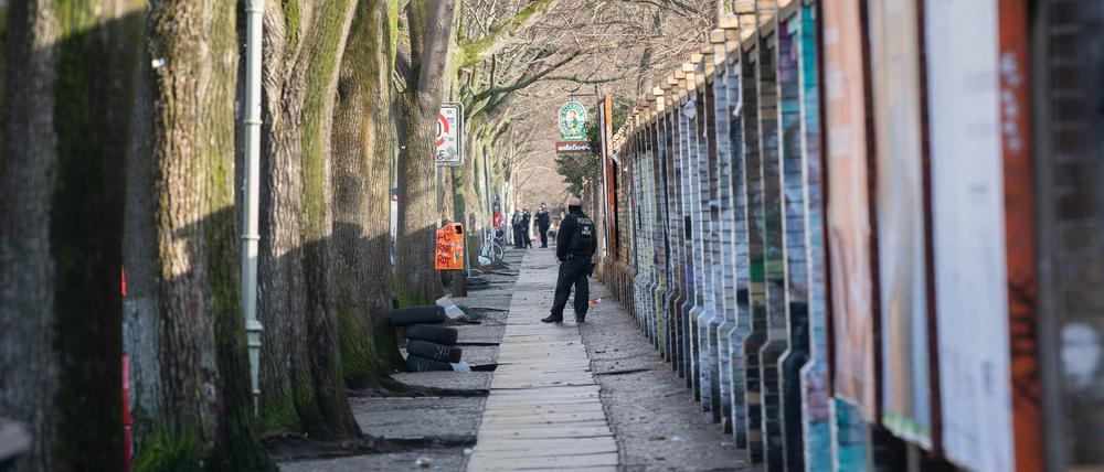 Polizeibeamte stehen am Görlitzer Park. Nach ersten Informationen soll es dort bei einem Polizeieinsatz zu einer Schussabgabe durch einen Beamten gekommen sein. Über die Hintergründe gibt es derzeit keine Angaben. +++ dpa-Bildfunk +++