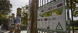 Blick auf die Mauer des Görlitzer Parks. Nach dem Willen von Berlins Innensenatorin Spranger soll die bestehende Mauer um den Görlitzer Park in Kreuzberg komplett abgerissen werden, um die Sicherheit zu erhöhen.