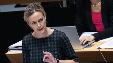 21.09.2023, Berlin: Manja Schreiner (CDU), Berliner Senatorin für Mobilität, Verkehr, Klimaschutz und Umwelt, spricht während der 35. Plenarsitzung des Berliner Abgeordnetenhauses. Foto: Sebastian Christoph Gollnow/dpa +++ dpa-Bildfunk +++