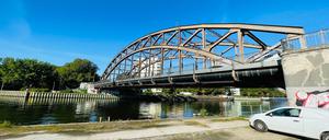 Blick vom Ostufer auf die Schulenburgbrücke.
