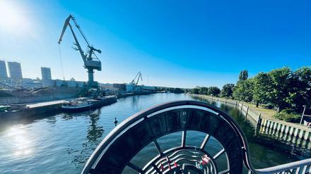 Blick von der Schulenburgbrücke in den Südhafen. Unten die Havel.