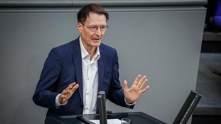 Karl Lauterbach (SPD), Bundesminister für Gesundheit, spricht bei der Sitzung des Bundestags. Thema ist die Krankenhausstrukturreform.