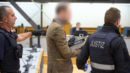 Rheinland-Pfalz, Koblenz: Ein mutmaßliches Mitglied der Terrorgruppe „Vereinte Patrioten“ wird in den Verhandlungssaal gebracht. Den vier Männern im Alter zwischen 44 und 56 Jahren und einer 75-jährigen Frau wird vorgeworfen, eine inländische terroristische Vereinigung gegründet zu haben.