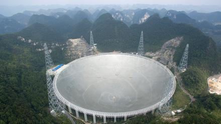 Das weltgrößte Radioteleskop FAST in der Provinz Guizhou in China.  