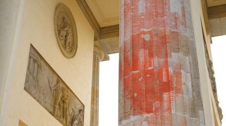 Die Farbe ist immer noch nicht ganz vom Brandenburger Tor entfernt.
