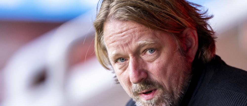 ARCHIV - 12.11.2022, Nordrhein-Westfalen, Leverkusen: Fußball: Bundesliga, Bayer 04 Leverkusen - VfB Stuttgart, 15. Spieltag, BayArena: Stuttgarts Ex-Sportdirektor Sven Mislintat betritt das Stadion. (zu dpa: «Arie Haan kritisiert Mislintat: «Zur falschen Zeit am falschen Ort»») Foto: David Inderlied/dpa +++ dpa-Bildfunk +++