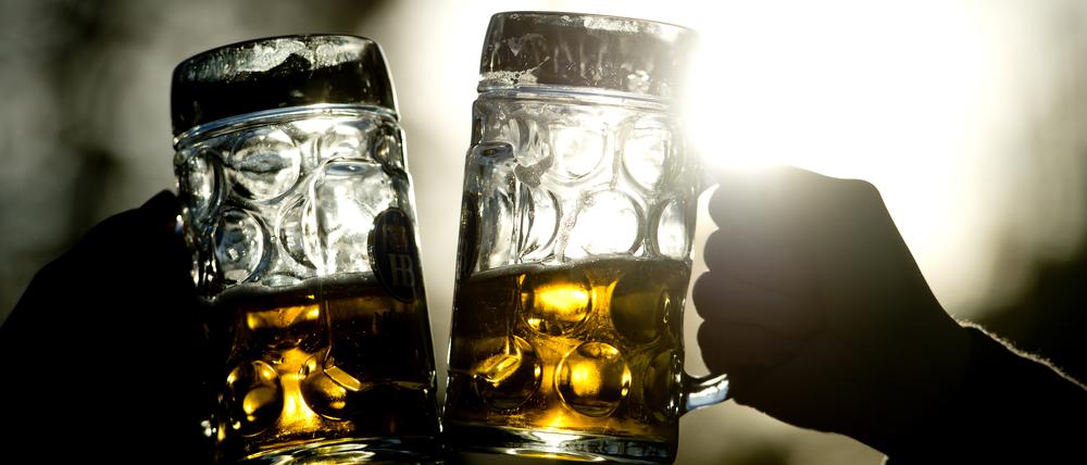 Einige Berliner Biergärten machen schon dieses Wochenende auf.
