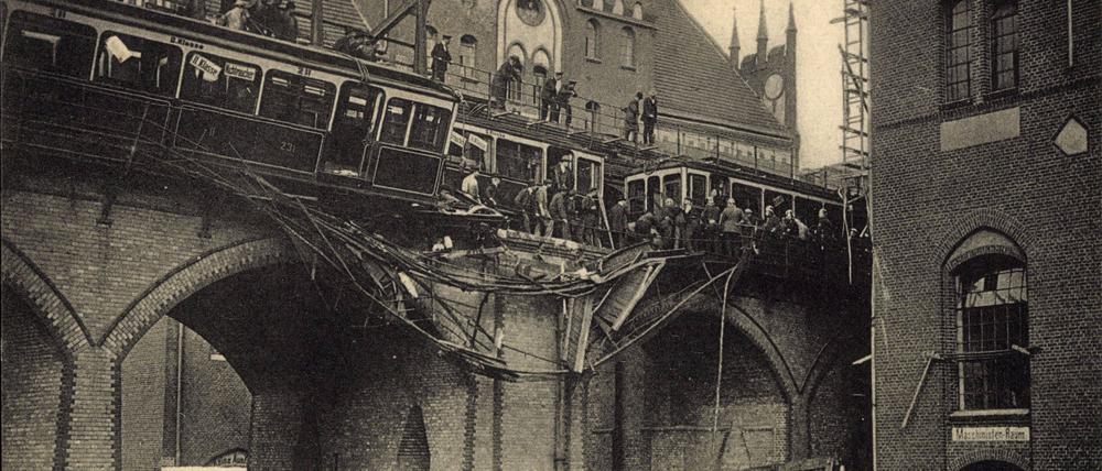Bei dem Unfall am Gleisdreieck stürzte der erste Waggon eines der beiden U-Bahnzüge in die Tiefe und begrub die Passagiere unter sich.