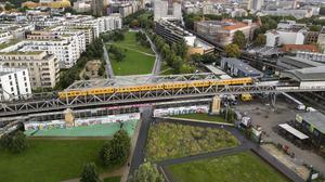 Ein Zug der U1 fährt über die U-Bahn-Brücke am Gleisdreieckpark (Luftaufnahme).