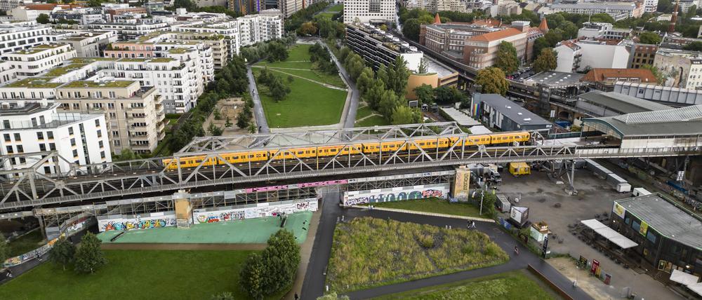 Ein Zug der U1 fährt über die U-Bahn-Brücke am Gleisdreieckpark (Luftaufnahme).