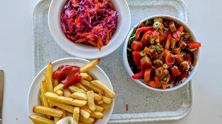 Möhren-Rotkraut-Salat, Rice Teriyaki Bowl und Pommes.