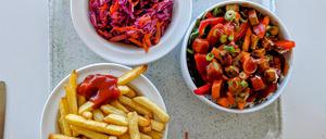 Möhren-Rotkraut-Salat, Rice Teriyaki Bowl und Pommes.