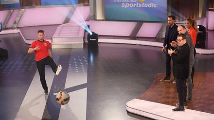 Björn Bandermann (l.) schaffte an der ZDF-Torwand zwei Treffer in sechs Versuchen.