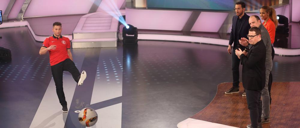 Björn Bandermann (l.) schaffte an der ZDF-Torwand zwei Treffer in sechs Versuchen.