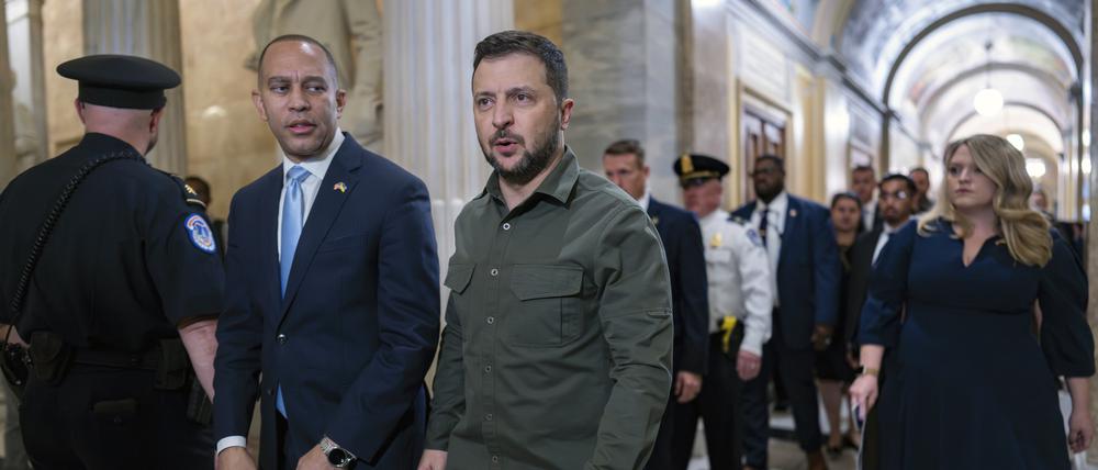 Wolodymyr Selenskyj (m), Präsident der Ukraine, wird von Hakeem Jeffries (2.v.l), Minderheitenführer des Repräsentantenhauses, im Kapitol begrüßt. Selenskyj legt nach der UN-Generaldebatte in New York einen Stopp bei seinem wichtigsten Verbündeten in Washington ein.