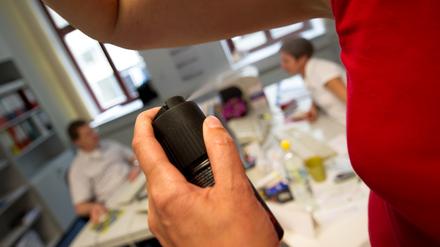 Das Institut für Risikobewertung warnt vor Schmerzen und massiven Hautschädigungen durch den Missbrauch von Deodorant-Sprays (Symbolbild).