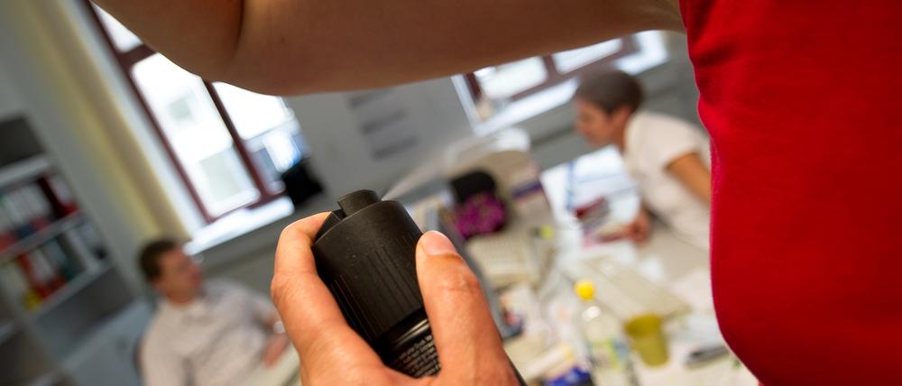 Das Institut für Risikobewertung warnt vor Schmerzen und massiven Hautschädigungen durch den Missbrauch von Deodorant-Sprays (Symbolbild).