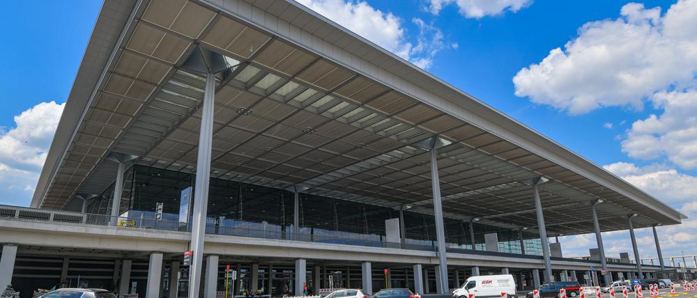 17.06.2020, Brandenburg, Schönefeld: Der Terminal des Hauptstadtflughafens Berlin Brandenburg Willy Brandt (BER). Der geplanten Eröffnung des neuen Hauptstadtflughafens BER im Oktober 2020 steht nach Betreiberangaben nichts mehr im Wege. Der BER soll nach jahrelangen Verzögerungen Ende Oktober 2020 den Betrieb aufnehmen. Eigentümer der Betreibergesellschaft sind die Länder Berlin und Brandenburg sowie der Bund. Foto: Patrick Pleul/dpa-Zentralbild/ZB +++ dpa-Bildfunk +++ | Verwendung weltweit
