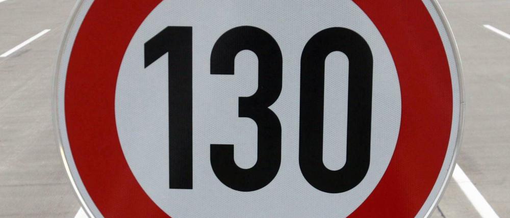 Ein Verkehrsschild, das die Höchstgeschwindigkeit von 130 km/h anzeigt.
