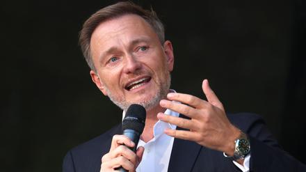 ARCHIV - 14.09.2023, Bayern, Augsburg: Der Bundesfinanzminister und FDP-Vorsitzende Christian Lindner spricht bei einer Wahlkampfveranstaltung der Bayern-FDP, im Vorfeld der bayerischen Landtagswahlen.