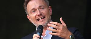 ARCHIV - 14.09.2023, Bayern, Augsburg: Der Bundesfinanzminister und FDP-Vorsitzende Christian Lindner spricht bei einer Wahlkampfveranstaltung der Bayern-FDP, im Vorfeld der bayerischen Landtagswahlen. 