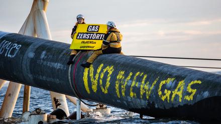 Umweltschutzaktivisten von Greenpeace protestieren im Greifswalder Bodden gegen die Verlegung einer Anbindungs-Pipeline für das geplante Rügener LNG-Terminal. Einige Aktivisten haben das Pipeline-Verlegeschiff «Castoro 10» und auch die im Bau befindliche Pipeline bestiegen.