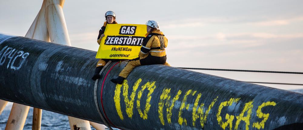 Umweltschutzaktivisten von Greenpeace protestieren im Greifswalder Bodden gegen die Verlegung einer Anbindungs-Pipeline für das geplante Rügener LNG-Terminal. Einige Aktivisten haben das Pipeline-Verlegeschiff «Castoro 10» und auch die im Bau befindliche Pipeline bestiegen. 
