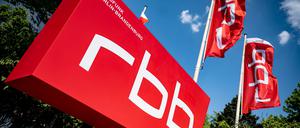 Ein Schild mit dem Logo des Rundfunks Berlin-Brandenburg (RBB) steht vor dem Gebäude des Fernsehzentrums. 