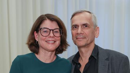 21.09.2023, Berlin: Der Autor Lutz Seiler und seine Ehefrau Charlotta Seiler Brylla stehen vor einem Vorhang bei der Verleihung des mit 30 000 Euro dotierten Berliner Literaturpreises der Stiftung Preußische Seehandlung. Die Stiftung Preußische Seehandlung wurde 1983 vom Land Berlin aus dem Restvermögen der Preußischen Staatsbank gegründet. Foto: Jörg Carstensen/dpa +++ dpa-Bildfunk +++