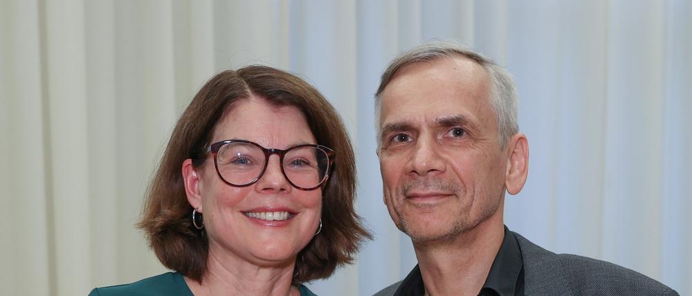 21.09.2023, Berlin: Der Autor Lutz Seiler und seine Ehefrau Charlotta Seiler Brylla stehen vor einem Vorhang bei der Verleihung des mit 30 000 Euro dotierten Berliner Literaturpreises der Stiftung Preußische Seehandlung. Die Stiftung Preußische Seehandlung wurde 1983 vom Land Berlin aus dem Restvermögen der Preußischen Staatsbank gegründet. Foto: Jörg Carstensen/dpa +++ dpa-Bildfunk +++