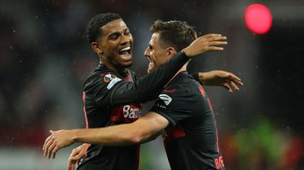 Leverkusens Jonas Hofmann feiert mit Amine Adli.