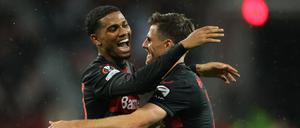 Leverkusens Jonas Hofmann feiert mit Amine Adli.