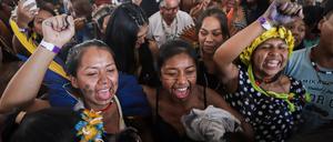 Zahlreiche Indigene feierten die Entscheidung vor dem Gerichtsgebäude, wie im Fernsehen zu sehen war.