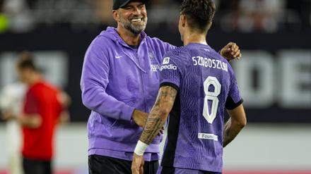 Das ging dann doch gut. Jürgen Klopp mit Spieler Dominik Szoboszlai.