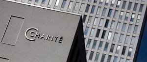 25.08.2020, Berlin: Das Bettenhochhaus der Berliner Charite ist hinter dem Charite-Logo an der Zentralen Notaufnahme zu sehen. In der Klinik wird der russische Oppositionelle Nawalny behandelt. Ärzte der Berliner Charité gehen davon aus, dass der Kremlkritiker vergiftet wurde. Foto: Christoph Soeder/dpa +++ dpa-Bildfunk +++ | Verwendung weltweit