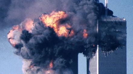 Das World Trade Center, schon getroffen, aber noch nicht eingestürzt.