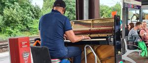 Bahnsteigmusiker Rudi an seinem Klavier in Berlin.