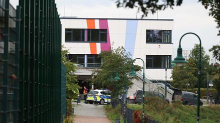 Polizeikräfte stehen nach einem Bombenalarm vor der Käthe-Kollwitz-Gesamtschule.