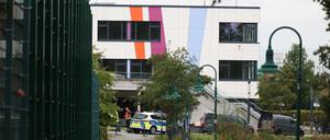 Polizeikräfte stehen nach einem Bombenalarm vor der Käthe-Kollwitz-Gesamtschule.