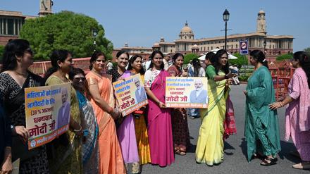 Frauen feiern in Neu Delhi die Entscheidung des Parlaments in Indien.