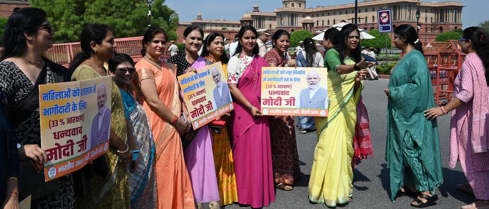 Frauen feiern in Neu Delhi die Entscheidung des Parlaments in Indien.