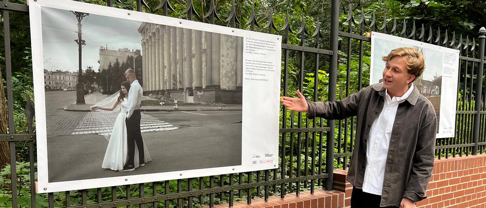 Ostkreuz-Fotograf Emile Ducke reiste seit Kriegsbeginn mehrfach nach Charkiw. Bei der Ausstellungseröffnung berichtete er von seinen Erfahrungen.